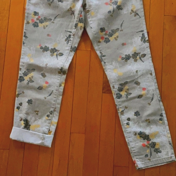 Tommy Hilfiger brand new grey flower pattern jeans - Picture 2 of 4